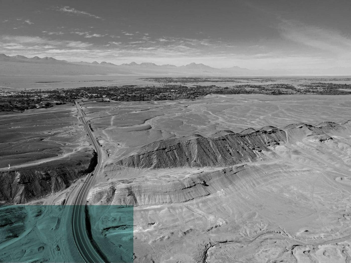 Camino que cruza el desierto.