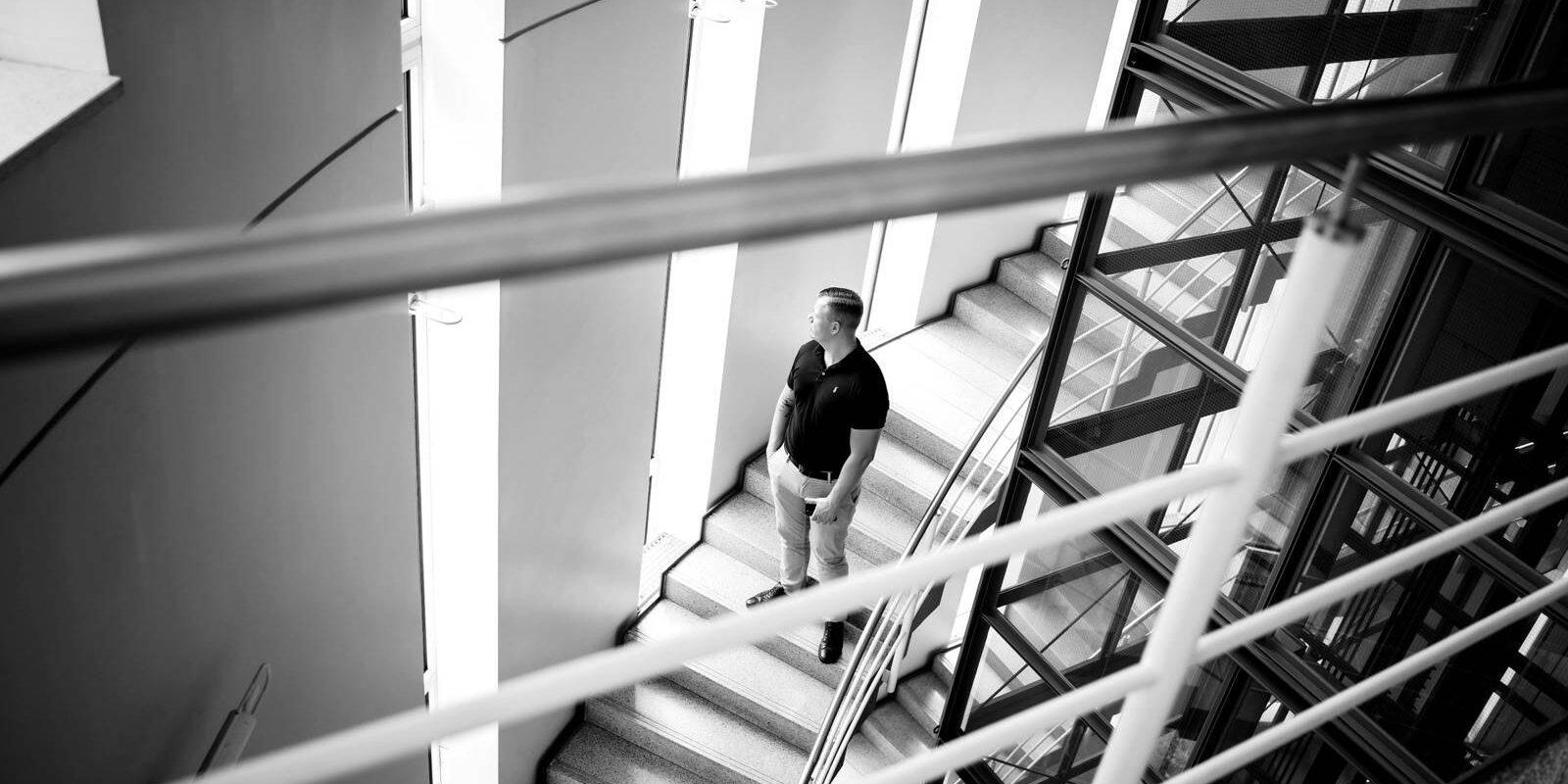Persona que sube una escalera