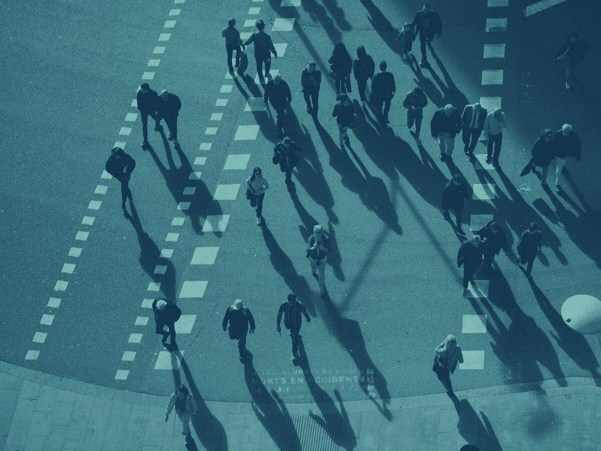 Personas que cruzan una calle vistas desde arriba